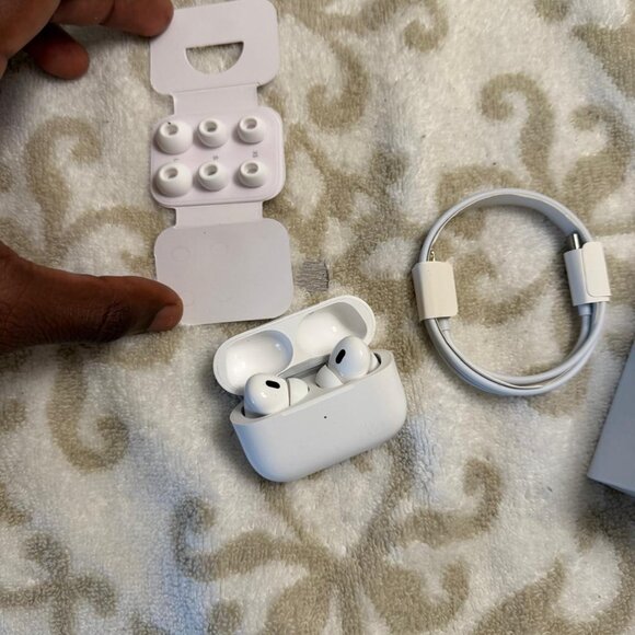 *BEST OFFER* Airpods Pro 2nd Gen - Picture 4 of 5